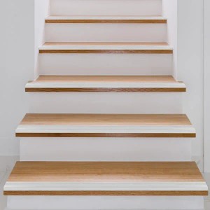 Treppe mit silbernem KARAT Stufenkantenprofil Glory L-Form, selbstklebend, 1000 mm lang.