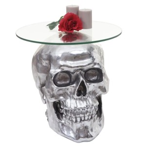Silberner Beistelltisch mit Totenkopf-Fuß aus Polyresin und runder Glasplatte. Dekorativer Wohnzimmertisch.