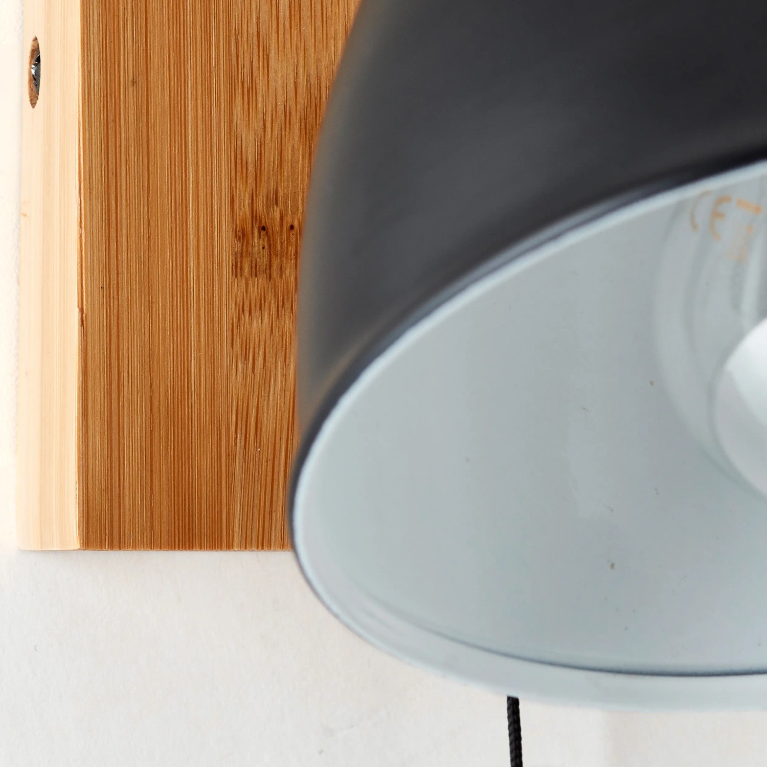 Detailaufnahme: Celia Wandleuchte in Schwarz matt mit Bambus-Element.