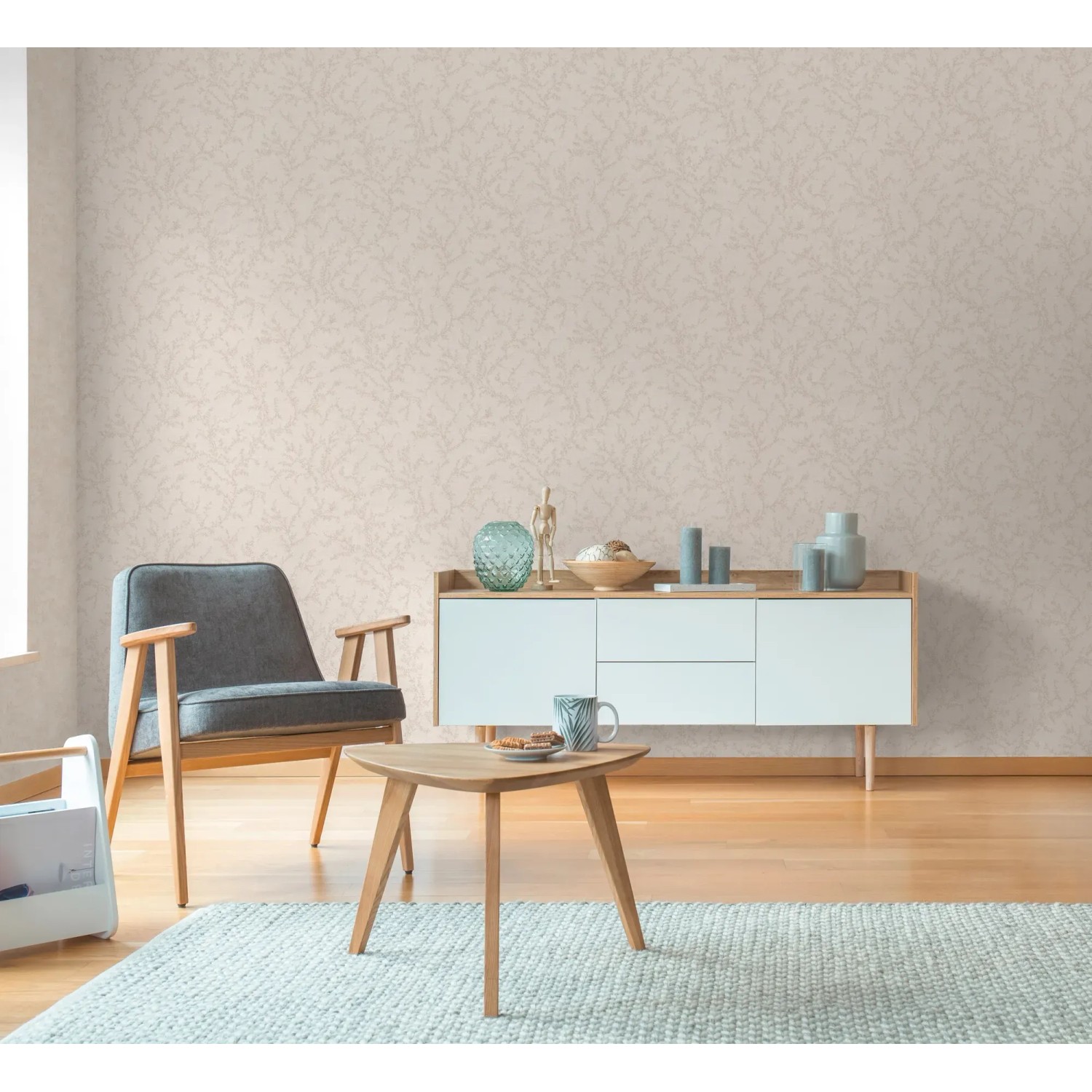 Wohnraum mit AS Creation Vliestapete Natur Äste in Creme-Weiß an der Wand.
