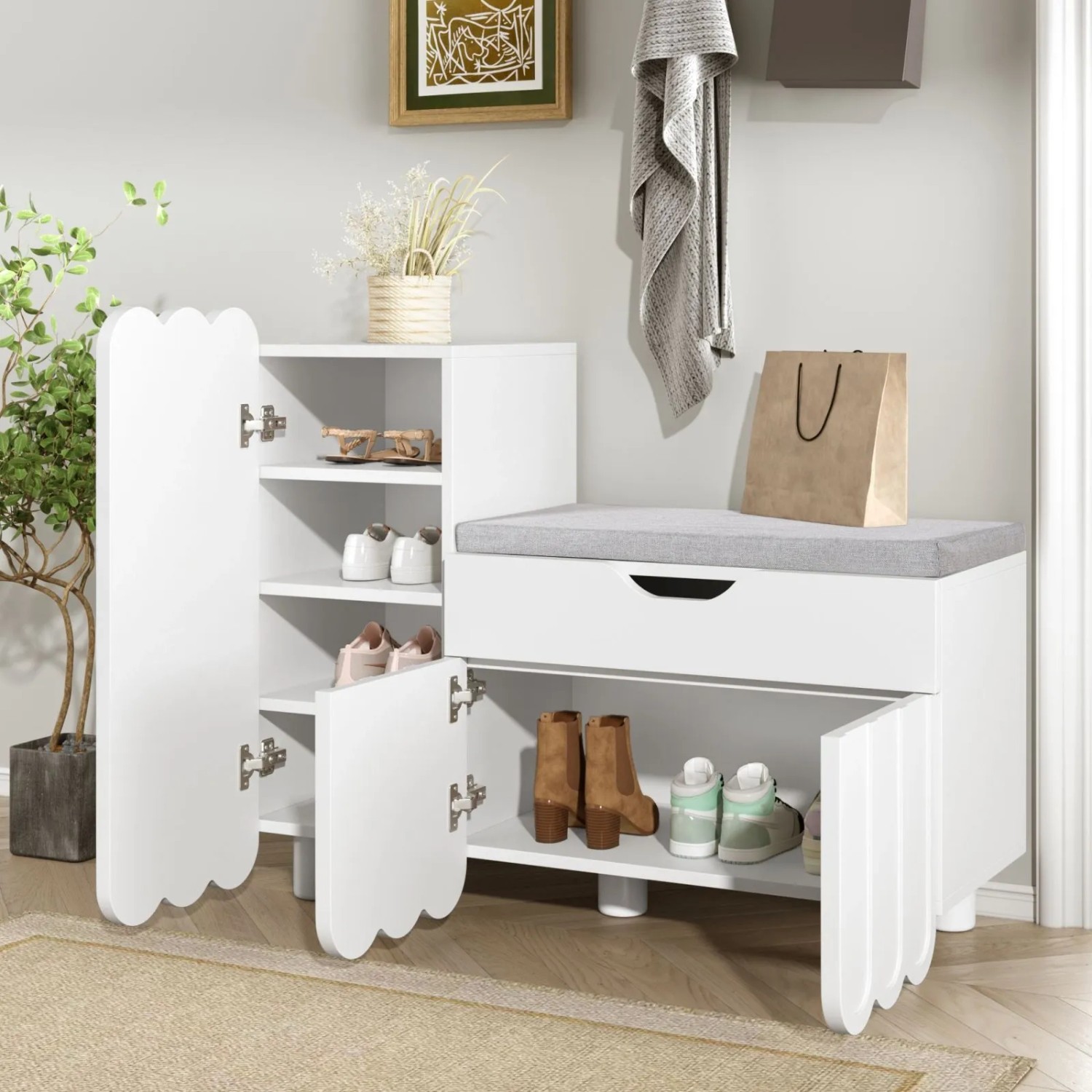 Weißer Schuhschrank mit 3 Türen, Schublade und grauem Sitzpolster. Modernes Design für Flur und Eingangsbereich.