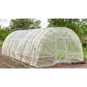 Gewächshaus mit Aquagart Gartenfolie (8m breit). Die transparente Folie schützt Pflanzen vor Witterungseinflüssen.