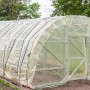 Gewächshaus mit Aquagart Gartenfolie (8m breit). Die transparente Folie schützt Pflanzen vor Witterungseinflüssen.
