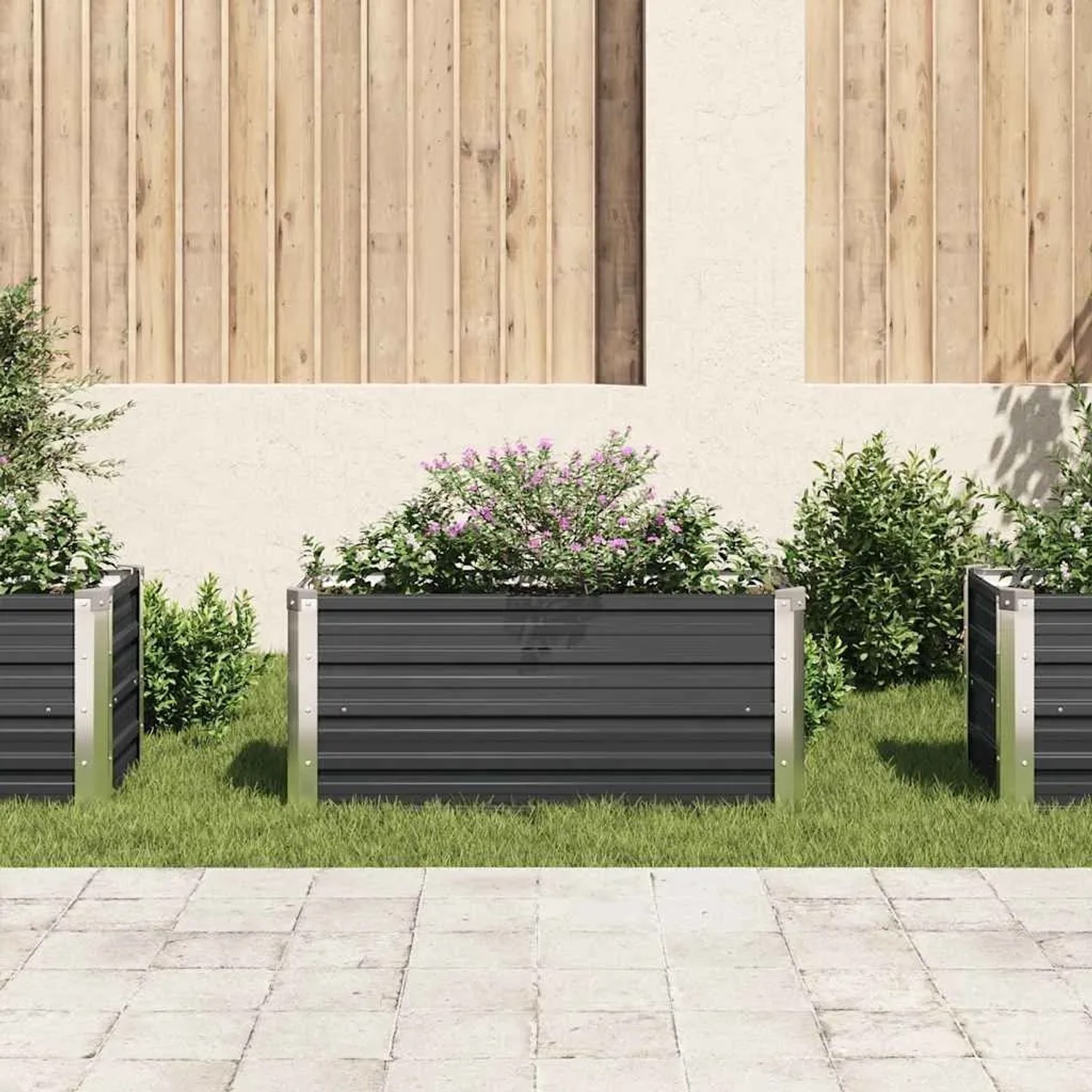 Anthrazitfarbenes vidaXL Garten-Hochbeet aus verzinktem Stahl, 100x40x45 cm, bepflanzt.