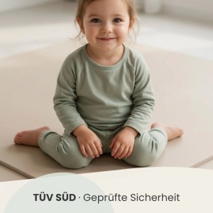 Kind sitzt auf beiger LittleTom Spiel- und Krabbelmatte, 18-teiliges Puzzlematte Set.