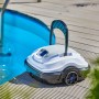 Akku-Poolroboter Orca 45 CL am Poolrand, geeignet für die Reinigung von Schwimmbecken bis 50 m².