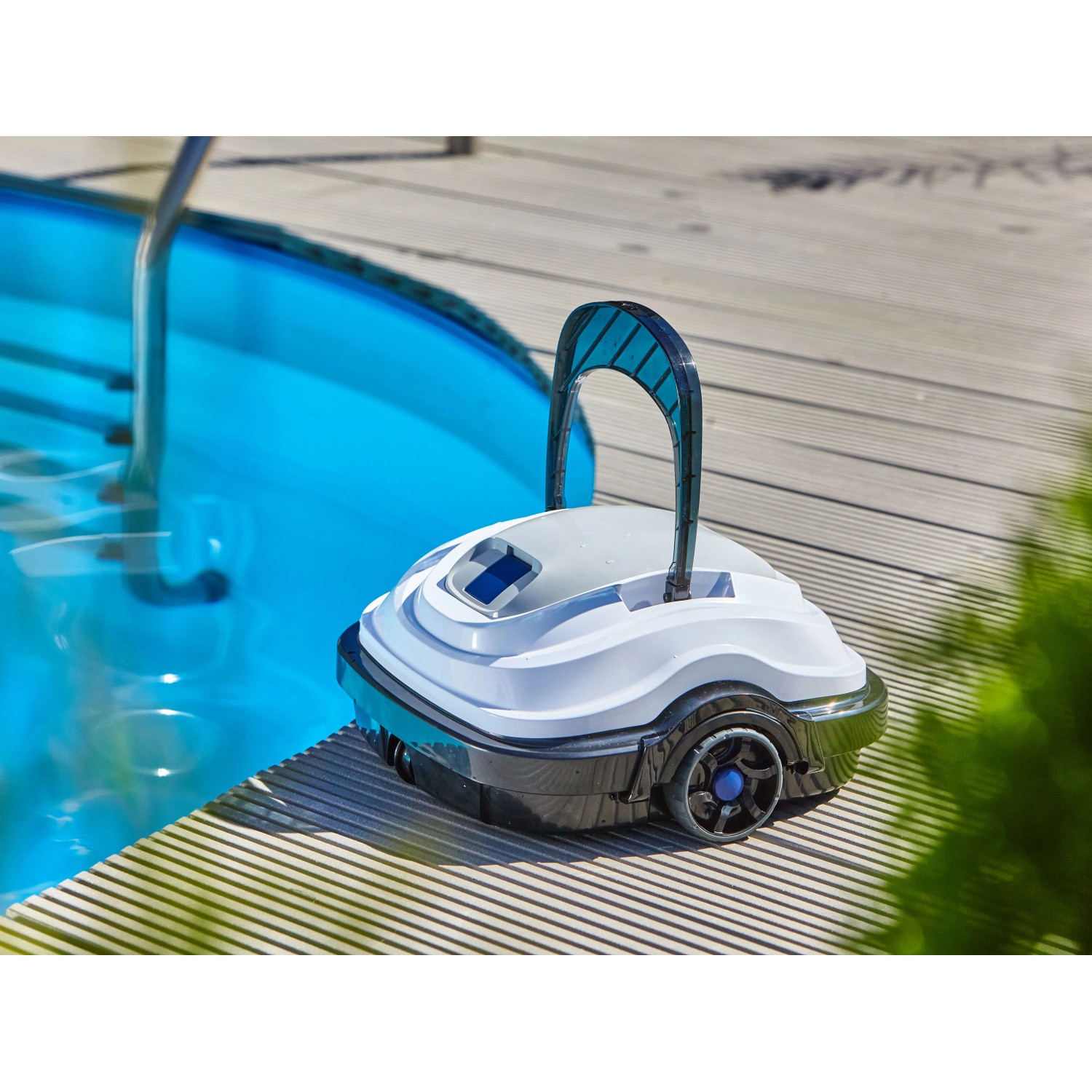 Akku-Poolroboter Orca 45 CL am Poolrand, geeignet für die Reinigung von Schwimmbecken bis 50 m².
