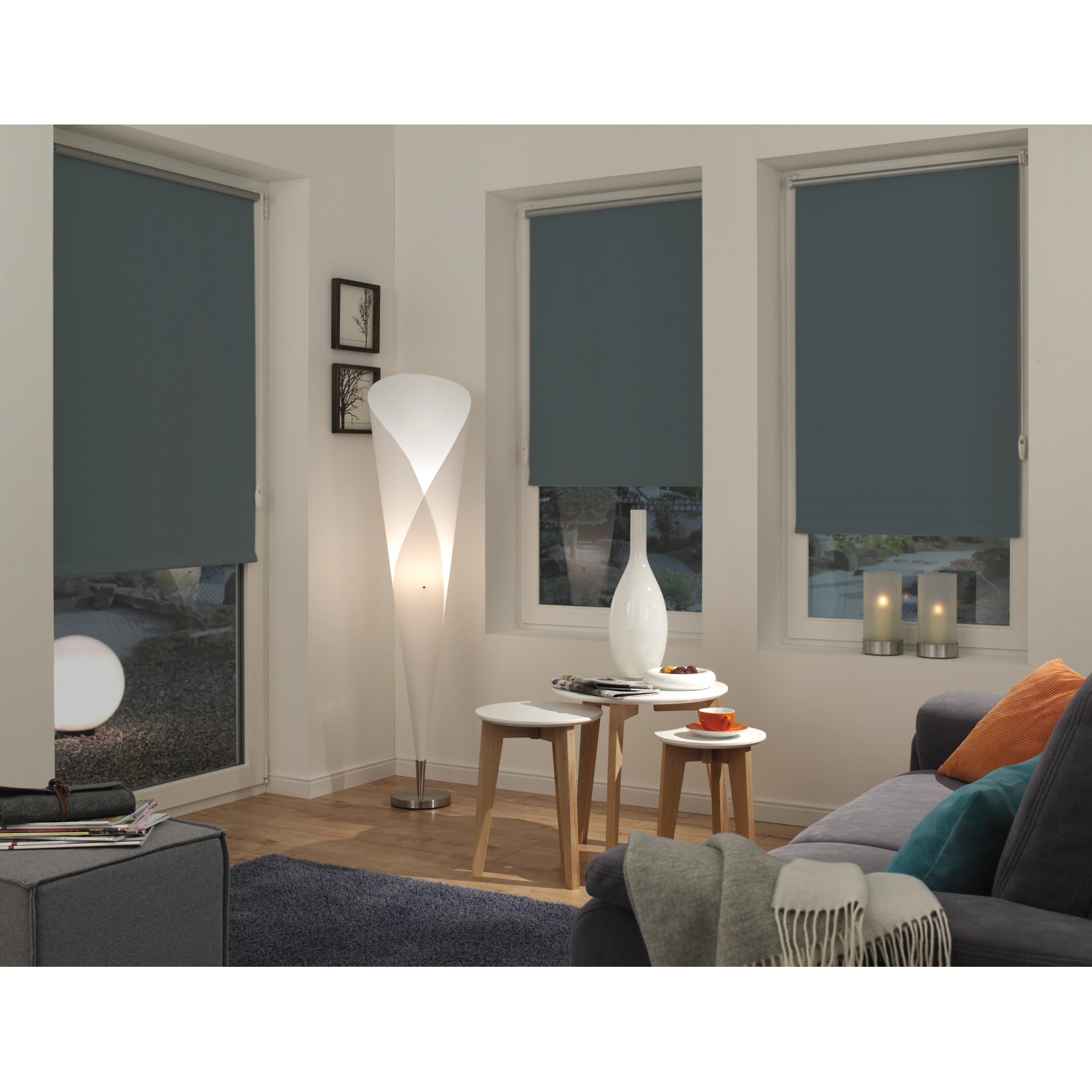 Gardinia EasyFix Rollo Thermo, 100x150 cm, Schiefer, in Wohnraum mit drei Fenstern.