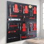 Schwarze Stahl Werkzeuglochwand mit roten Haltern, organisiertes Werkzeug für Werkstatt und Garage.