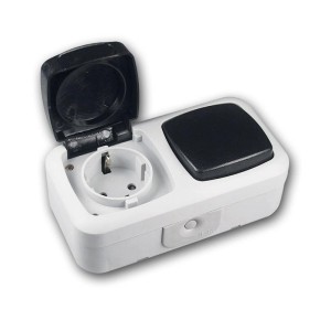 ChiliTec Feuchtraum Schalter-Steckdose Kombi IP44, weiße Abdeckung, Steckdose mit geöffnetem Deckel.