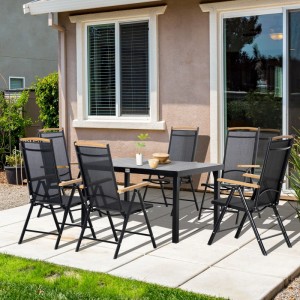 Schwarzes Outsunny Gartenmöbel-Set aus Aluminium mit Tisch in Holzoptik und 6 klappbaren Textilene-Stühlen auf Terrasse.