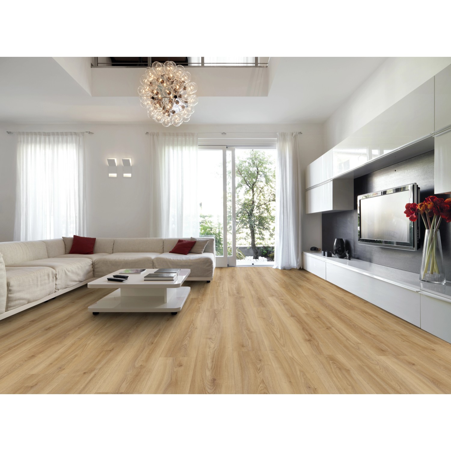 Helle Wohnraum-Szene mit Laminatboden Vesuv Oak Breitdiele Eiche.