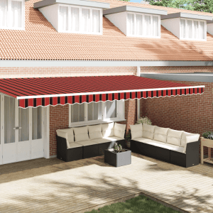 Rot-schwarz-weiß gestreifte Markisenschürze mit Wellenkante für Sonnenschutz auf der Terrasse.