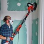 Einhell Trockenbauschleifer mit Schleifscheiben-Set (15-teilig) im Einsatz.