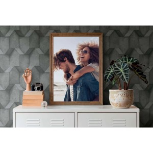Schwarze Vliestapete in Steinoptik mit 3D-Geometrie-Muster an einer Wand, ideal für moderne Wohnräume.