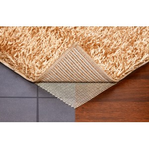 OBI Teppichunterlage 60x120 cm unter Teppich auf Fliesen und Holzboden.