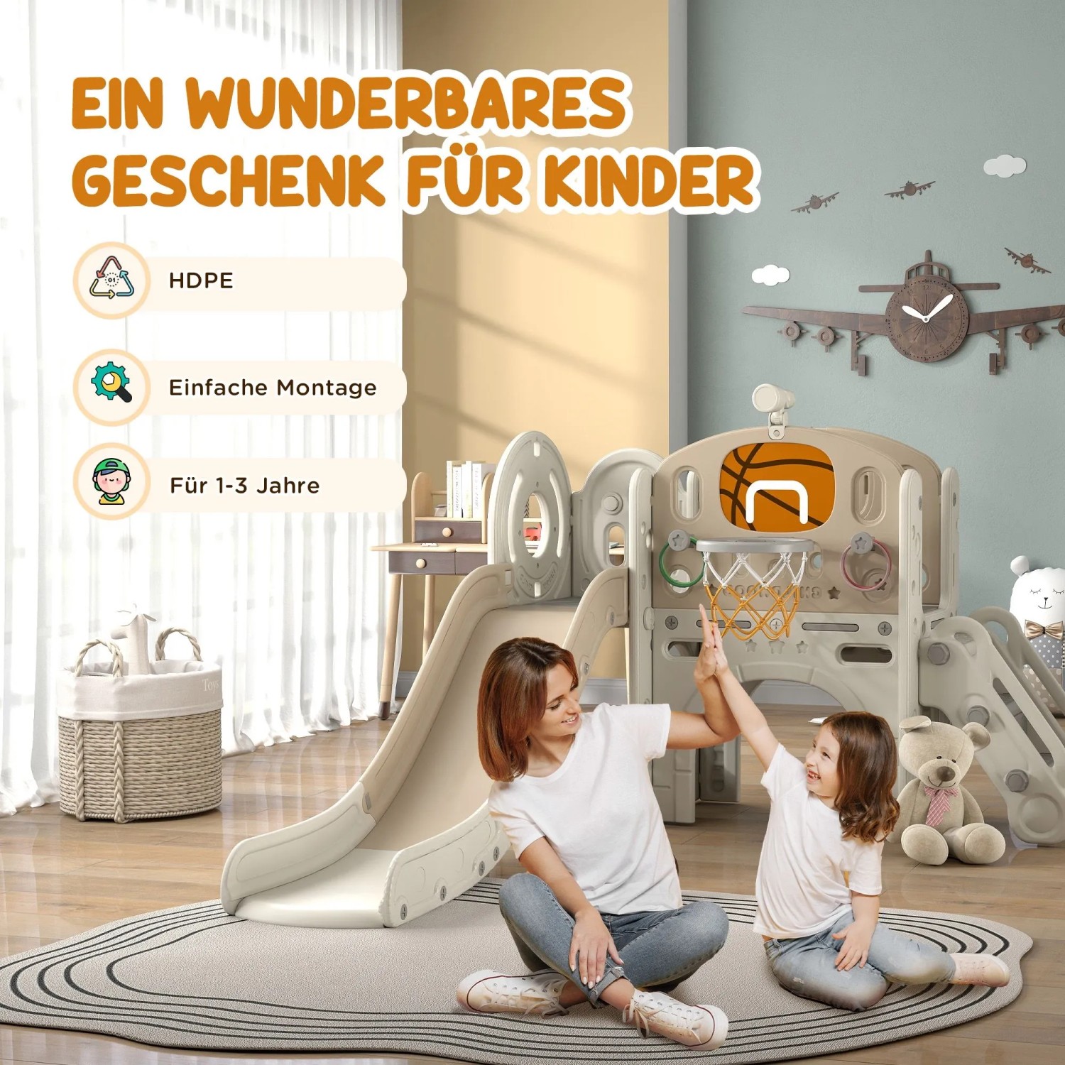 Cremeweiße AIYAPLAY 7-in-1 Kinderrutsche aus Kunststoff mit Basketballkorb. Frau und Kind spielen fröhlich.