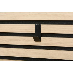 Schwarzer Denpanels Haken (2 Stk.) an Akustikpaneel befestigt.