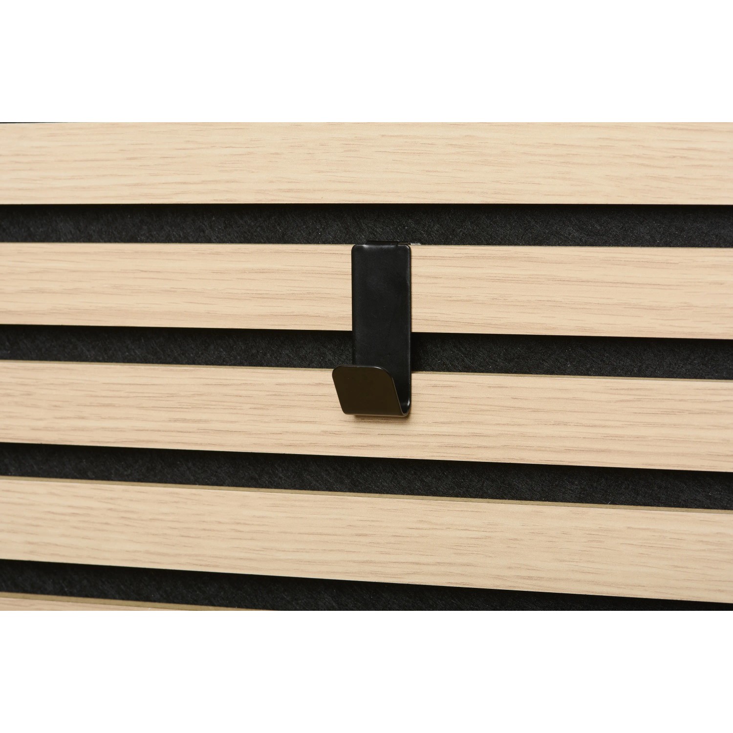 Schwarzer Denpanels Haken (2 Stk.) an Akustikpaneel befestigt.