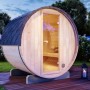 FinnTherm Fasssauna Mini XS aus Fichte mit Glastür und Dachschindeln im Garten.