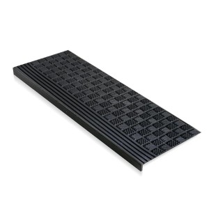 Schwarze Karat Gummi Stufenmatte Diamond 30x120 cm für Außentreppen.
