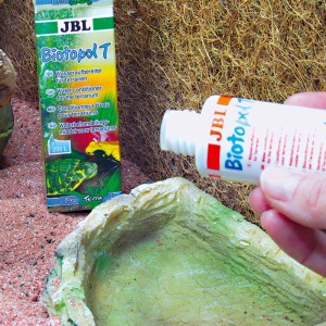 JBL Biotopol T Wasseraufbereiter für Terrarien, 50 ml Flasche im Einsatz.