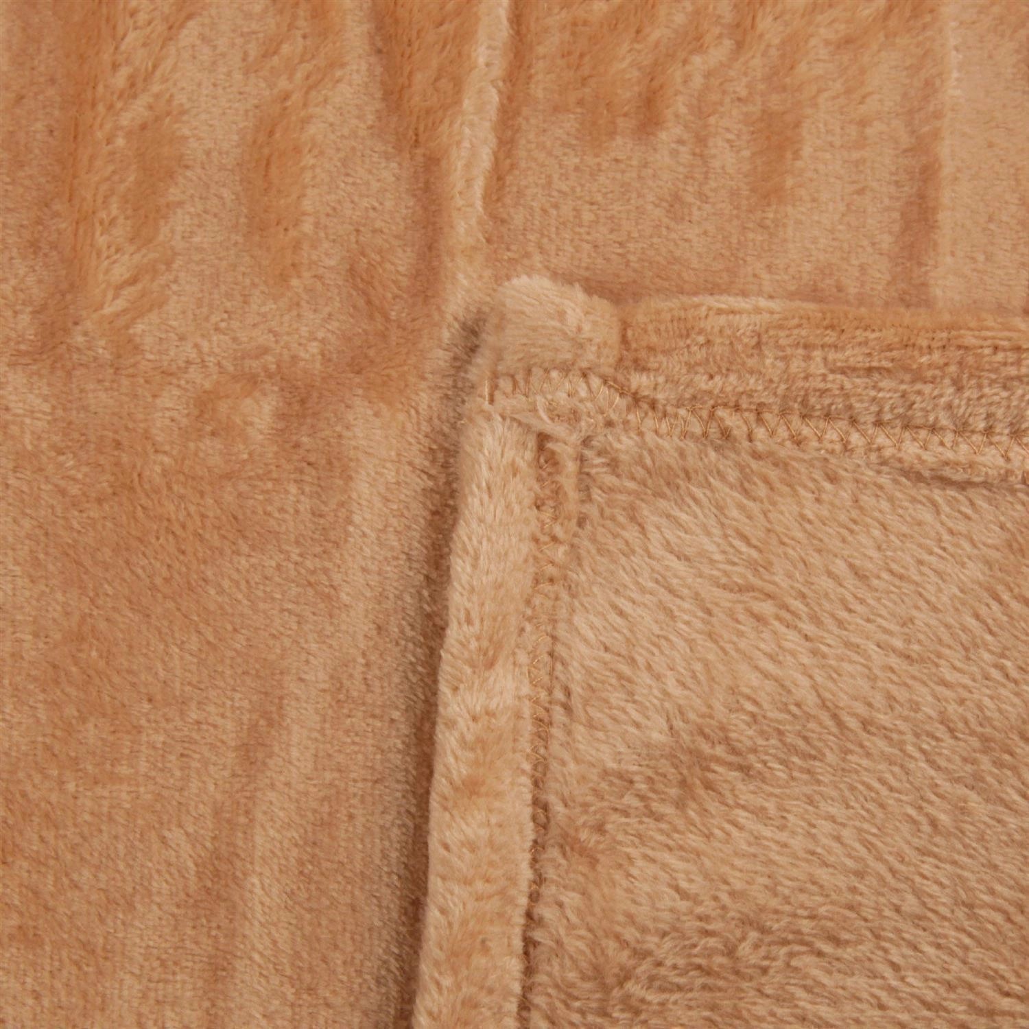 Nahaufnahme: Bestlivings Kuscheldecke Celina Nougat, 150x200 cm, weiches Polyester.