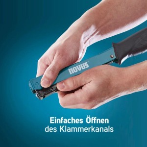 Hände öffnen den Klammerkanal des blauen Novus J-022 Hammertackers für Feindrahtklammern und Teppiche.