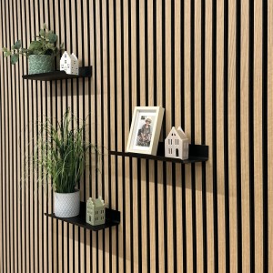 Schwarze FN Acustico Ablagen mit Deko an Akustikpaneelwand. Zubehör für Paneele.