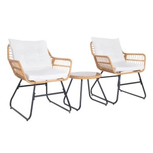 Svita Amalfi Rattan Balkonset: Zwei Polyrattan-Stühle mit weißen Polstern und runder Tisch. Gartenlounge in Natur.