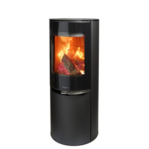 Schwarzer Aduro 9.8 Kaminofen aus Stahl mit Automatik und Holzfeuer.