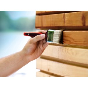 Hand lackiert Holz mit Pinsel aus dem 6-teiligen Pinsel-Set.