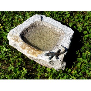 Rottenecker Granit-Vogeltränke mit Bronze-Eidechse als Gartendeko.