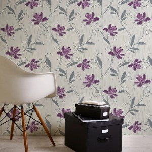 Moderne Blumentapete in Weiß, Grau und Lila mit floralem Muster für Wohn- und Esszimmer.