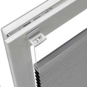 Detailaufnahme: Weißer Klebeträger für Gardinia Concept Plissees am Fensterrahmen.