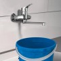 Schütte Wand-Spültischarmatur Attica Chrom über blauem Eimer an Spüle.