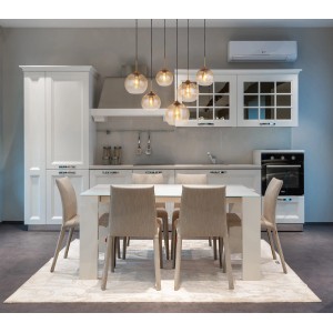 Globo Hängeleuchte Jamessa, 6-flammig, messingfarben mit amberfarbenen Glasschirmen über Esstisch in Küche.