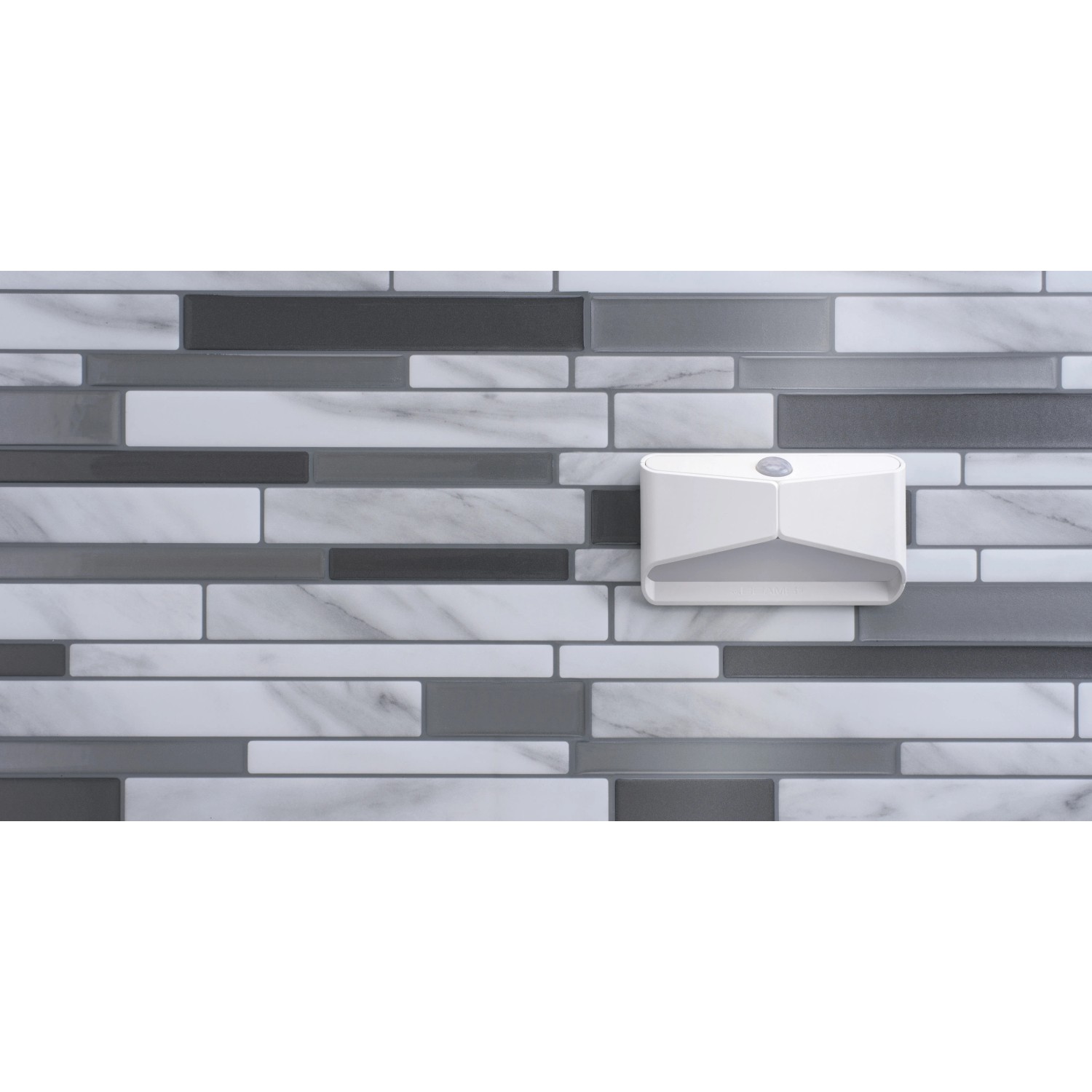 Mr.Beams MB710 Batterieleuchte mit Sensor an Wand.