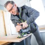 Mann sägt Holz mit LUX Akku-Stichsäge 1 PowerSystem A-ST-20. Inkl. LED-Arbeitsleuchte.
