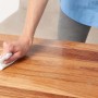 Auftragen von Bondex Arbeitsplatten-Öl Transparent auf Holz mit Lappen.