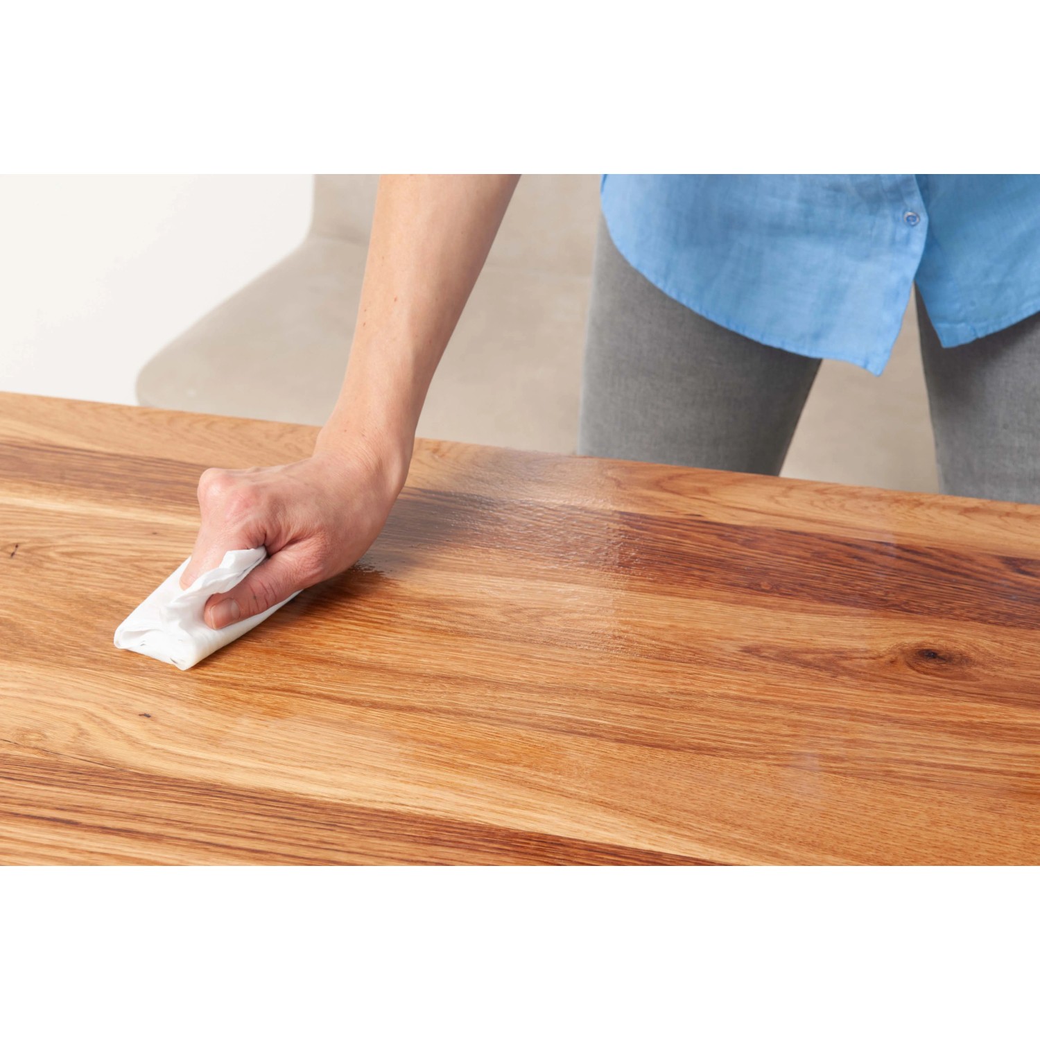 Auftragen von Bondex Arbeitsplatten-Öl Transparent auf Holz mit Lappen.