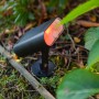 Schwarze Lutec LED Solar-Wegeleuchte Ginbo im Garten, warmweißes Licht.
