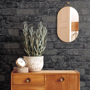 Marburg Vliestapete Imagine Holz/Stein Schwarz an Wand, kombiniert mit Kommode, Spiegel und Dekoration.