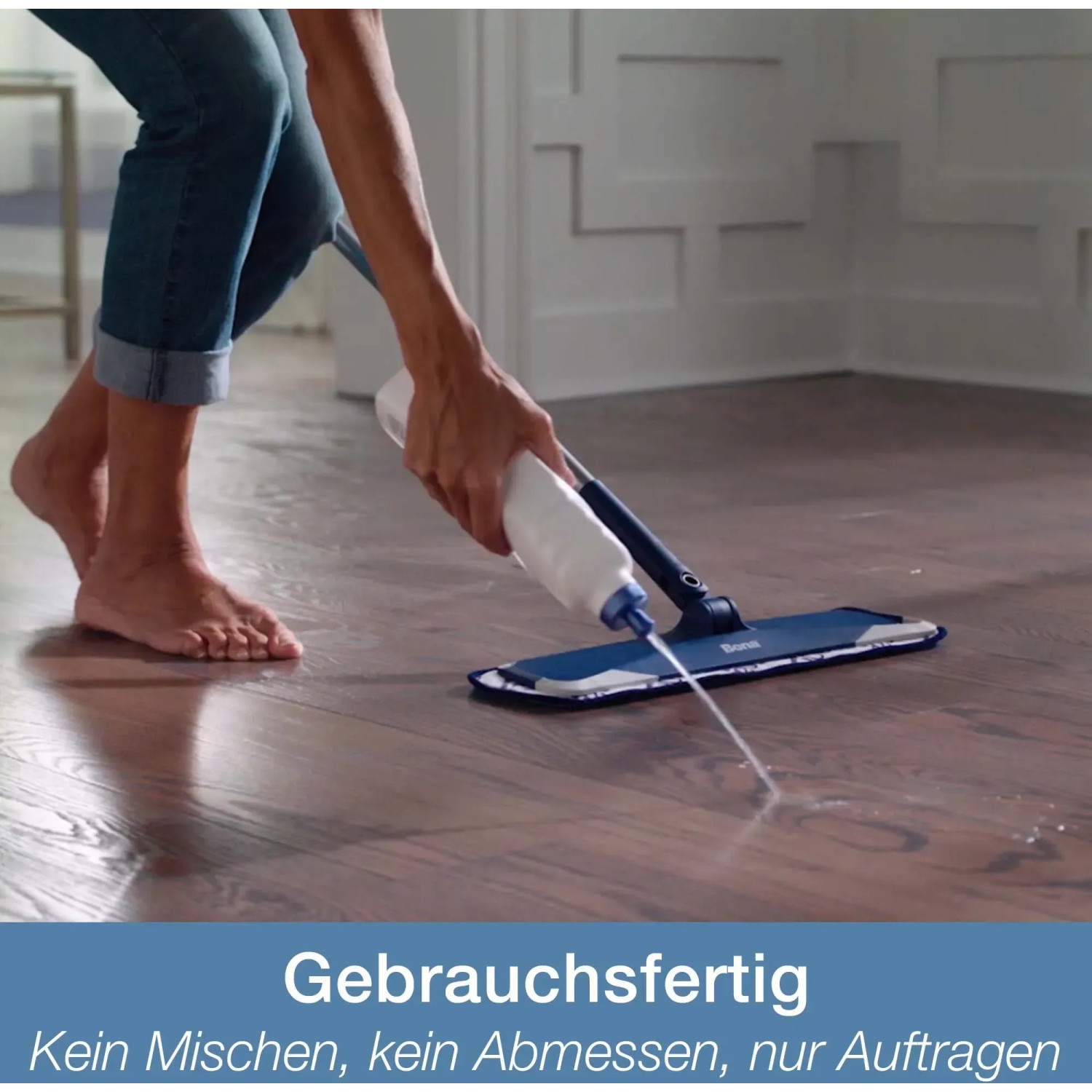 Anwendung von Bona Parkett Polish Matt auf Holzboden mit speziellem Mopp.