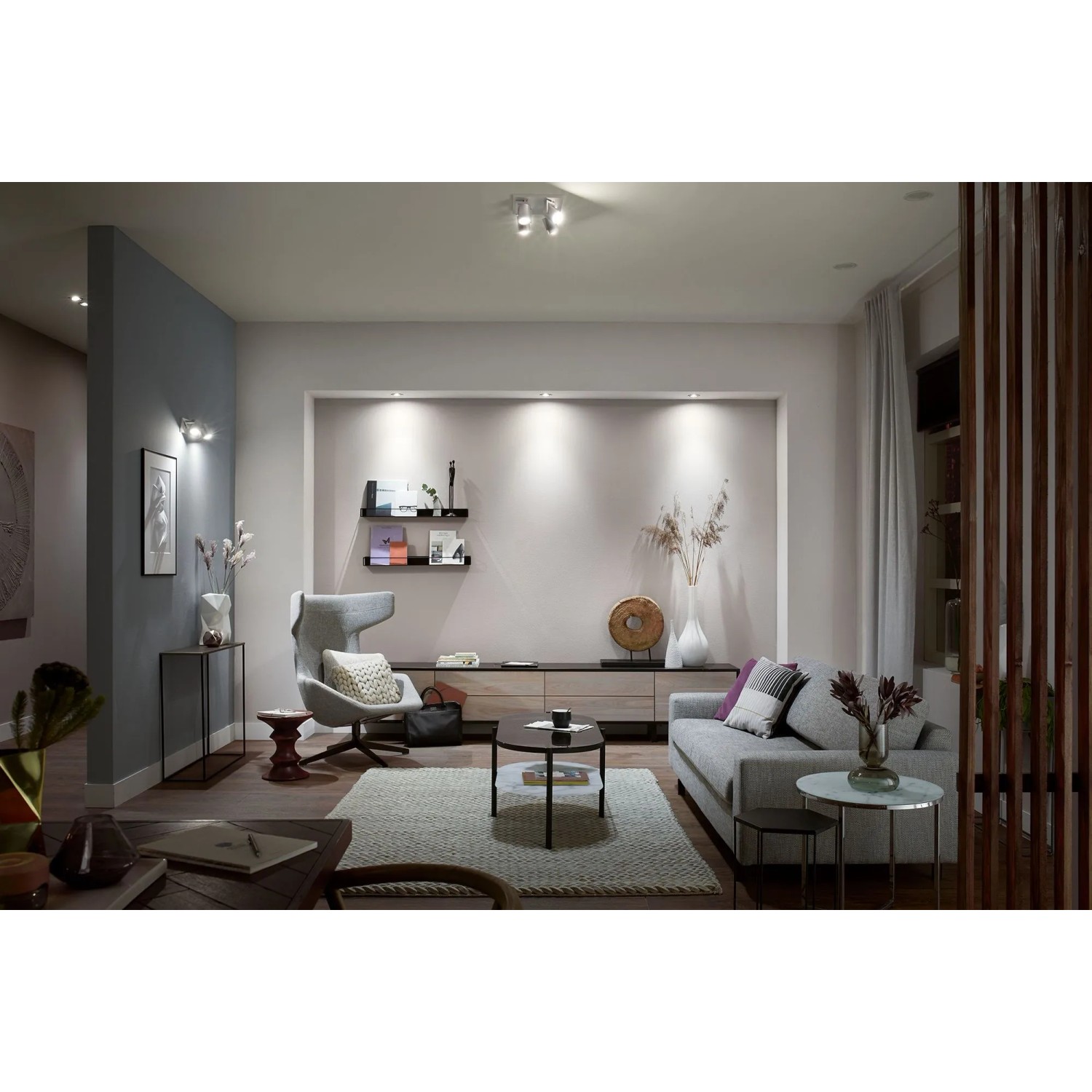 Wohnzimmer mit Philips Hue Milliskin Einbauspots, die warmweißes Licht spenden.