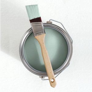 Farbe Wintermorgen: Dose grüner V&CO Innenfarbe mit Pinsel.
