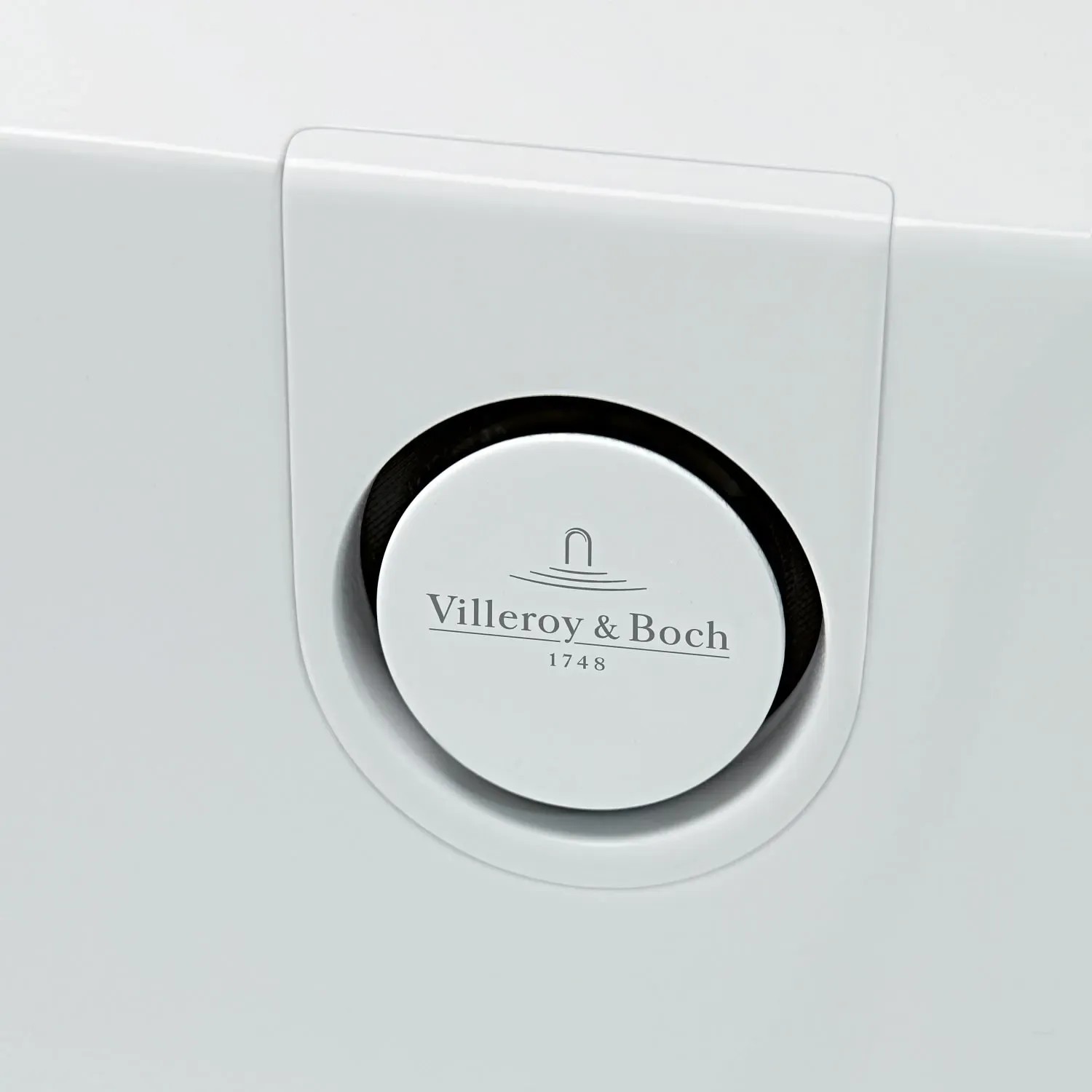 Detailaufnahme: Weißer Ab- und Überlauf der Villeroy & Boch Oberon 2.0 Badewanne.