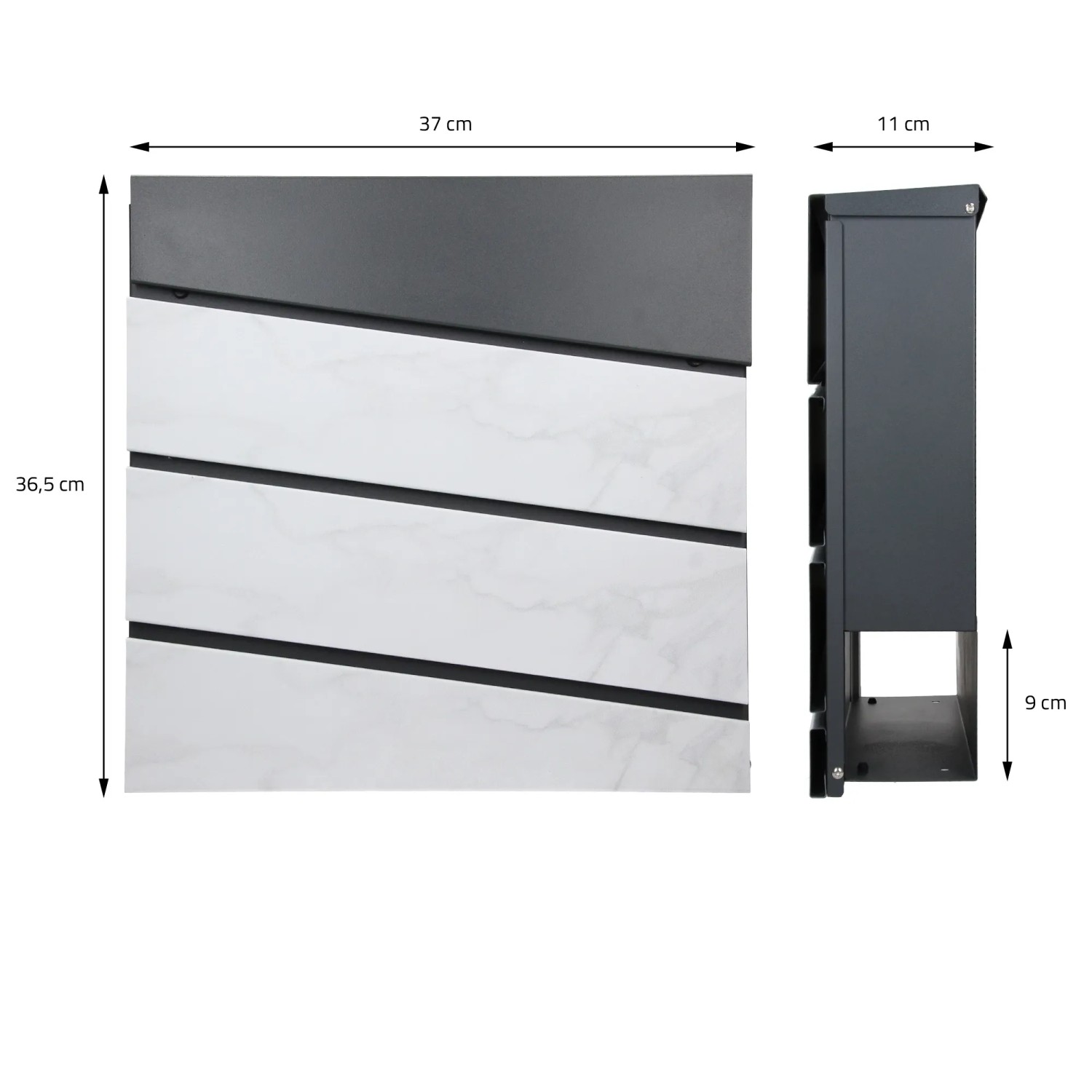 ML-Design Standbriefkasten in Weiß-Marmoroptik mit Zeitungsfach und silbernem Pfosten.