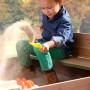 Axi Ella Sandkasten aus Holz, braun-grün, mit Kind beim Spielen im Garten.