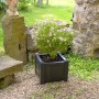 Quadratischer, anthrazitfarbener KHW Pflanzkasten mit Bepflanzung im Garten.